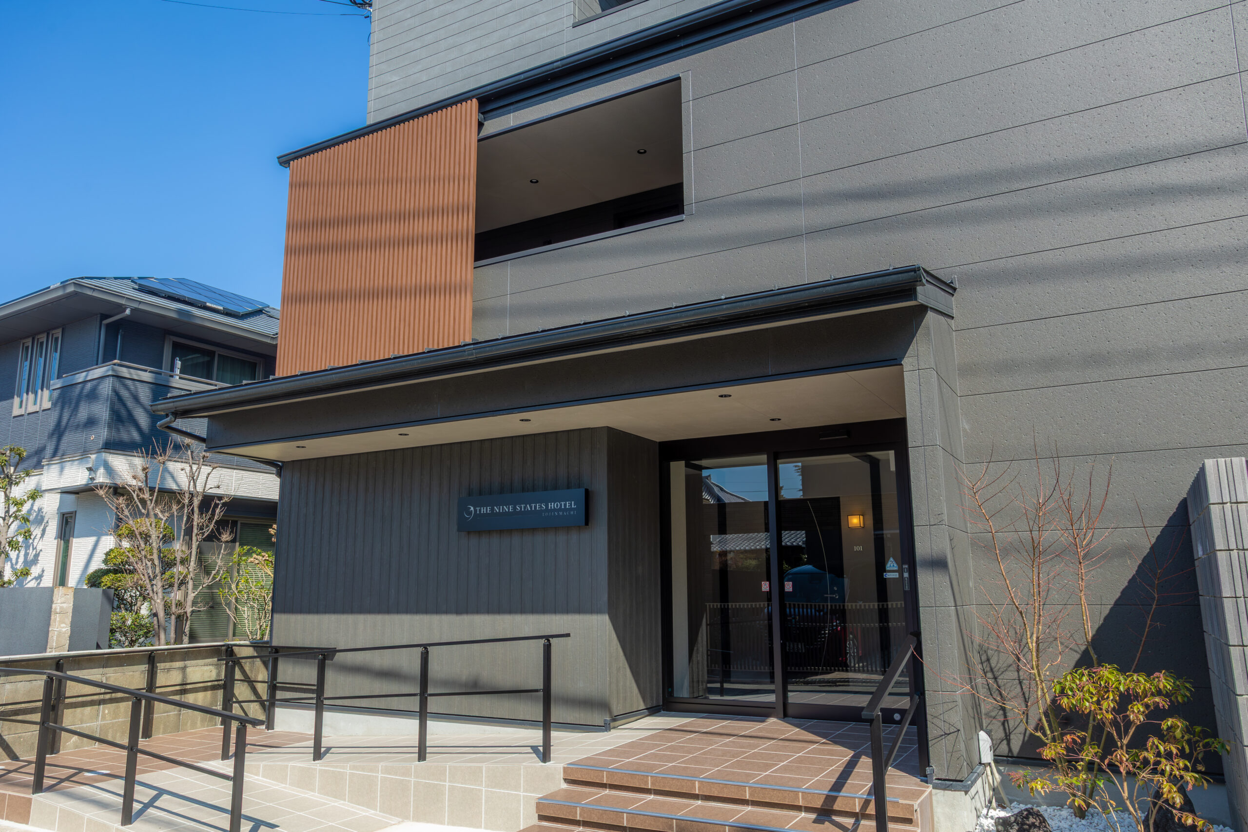 0223 外観 昼スロープ